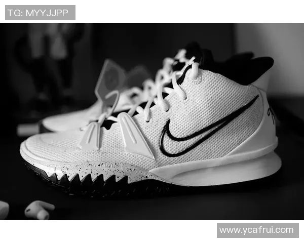 欧文新鞋发布会引发热议踩踏耐克Logo彰显艺术无拘束